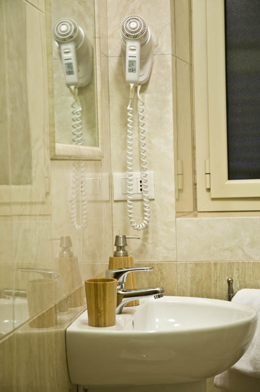 La camera e' dotata di bagno privato e connessione wireless ad internet.